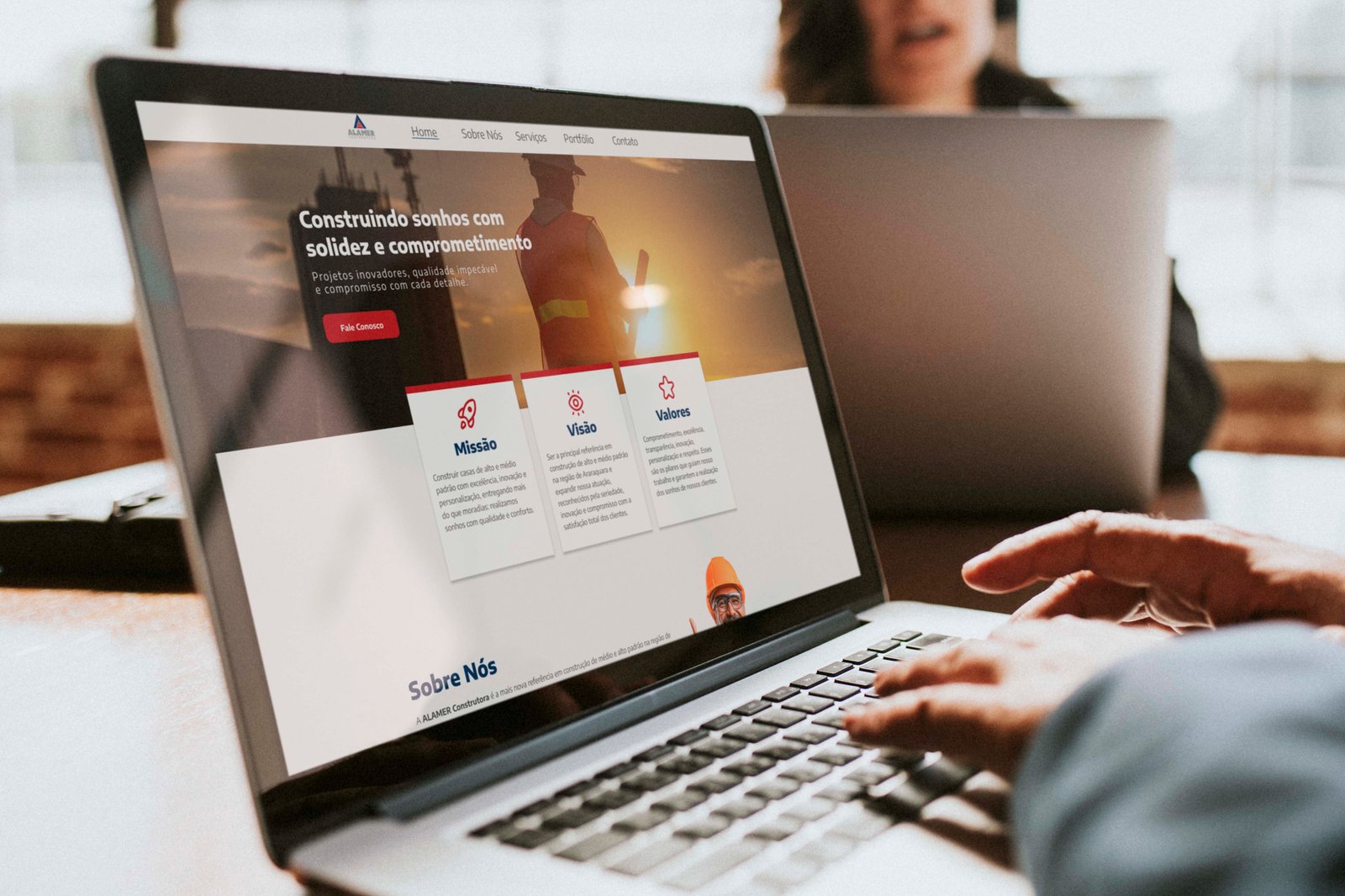 Layout escuro com tipografia forte e colagem clássica